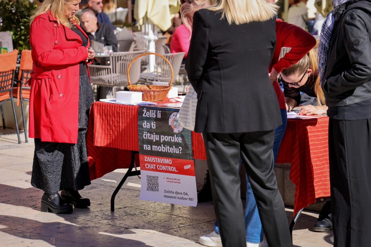 SDP na Narodnom trgu organizirao prikupljanje potpisa za peticiju “Protiv špijuniranja građana. Zaštita djece DA, masovni nadzor NE!”
