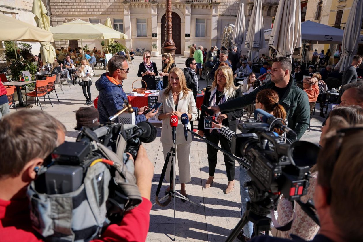 SDP na Narodnom trgu organizirao prikupljanje potpisa za peticiju “Protiv špijuniranja građana. Zaštita djece DA, masovni nadzor NE!”