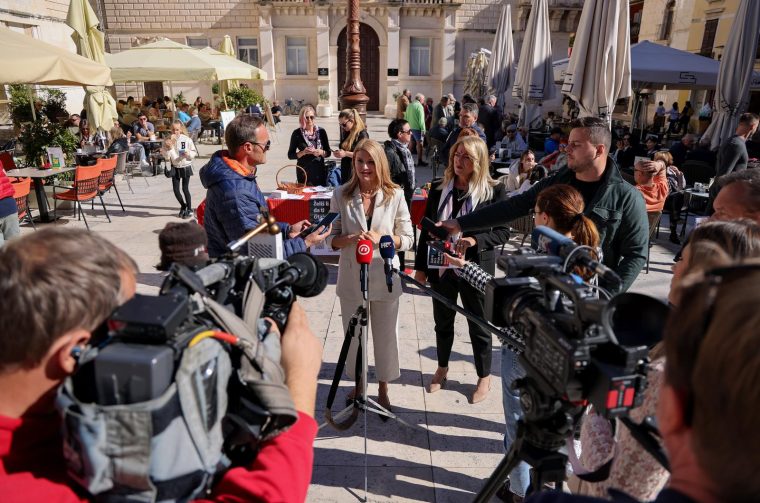 SDP na Narodnom trgu organizirao prikupljanje potpisa za peticiju “Protiv špijuniranja građana. Zaštita djece DA, masovni nadzor NE!”