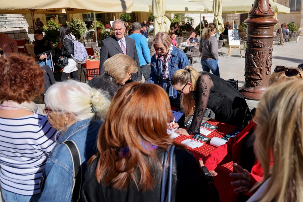 SDP na Narodnom trgu organizirao prikupljanje potpisa za peticiju “Protiv špijuniranja građana. Zaštita djece DA, masovni nadzor NE!”