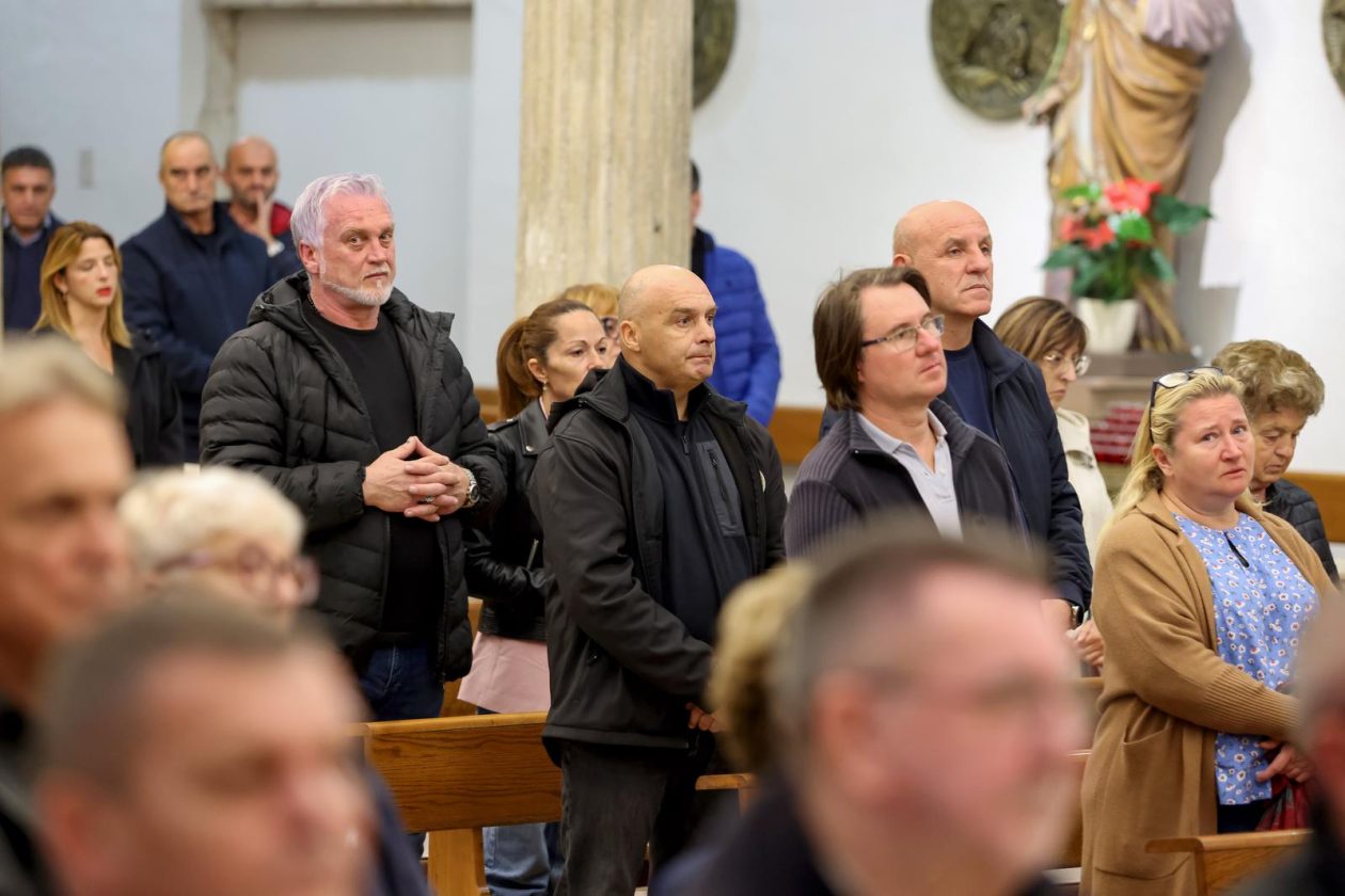 Zadar: Polaganje svijeća i vijenca na spomeniku poginulim braniteljima