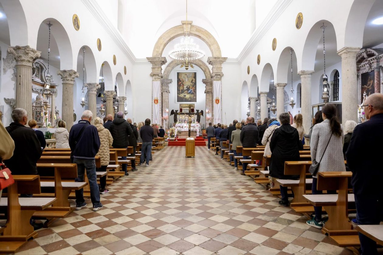 Zadar: Polaganje svijeća i vijenca na spomeniku poginulim braniteljima