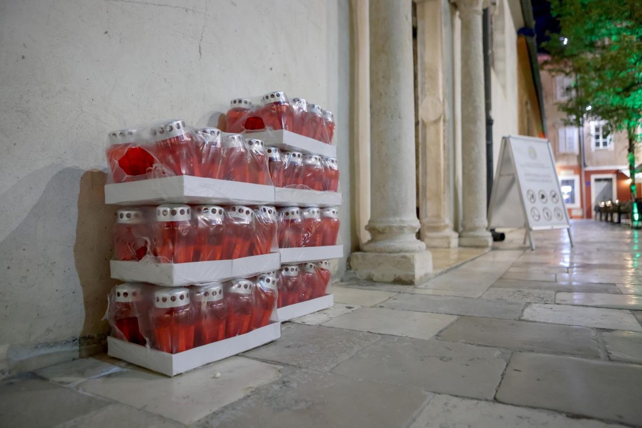 Zadar: Polaganje svijeća i vijenca na spomeniku poginulim braniteljima