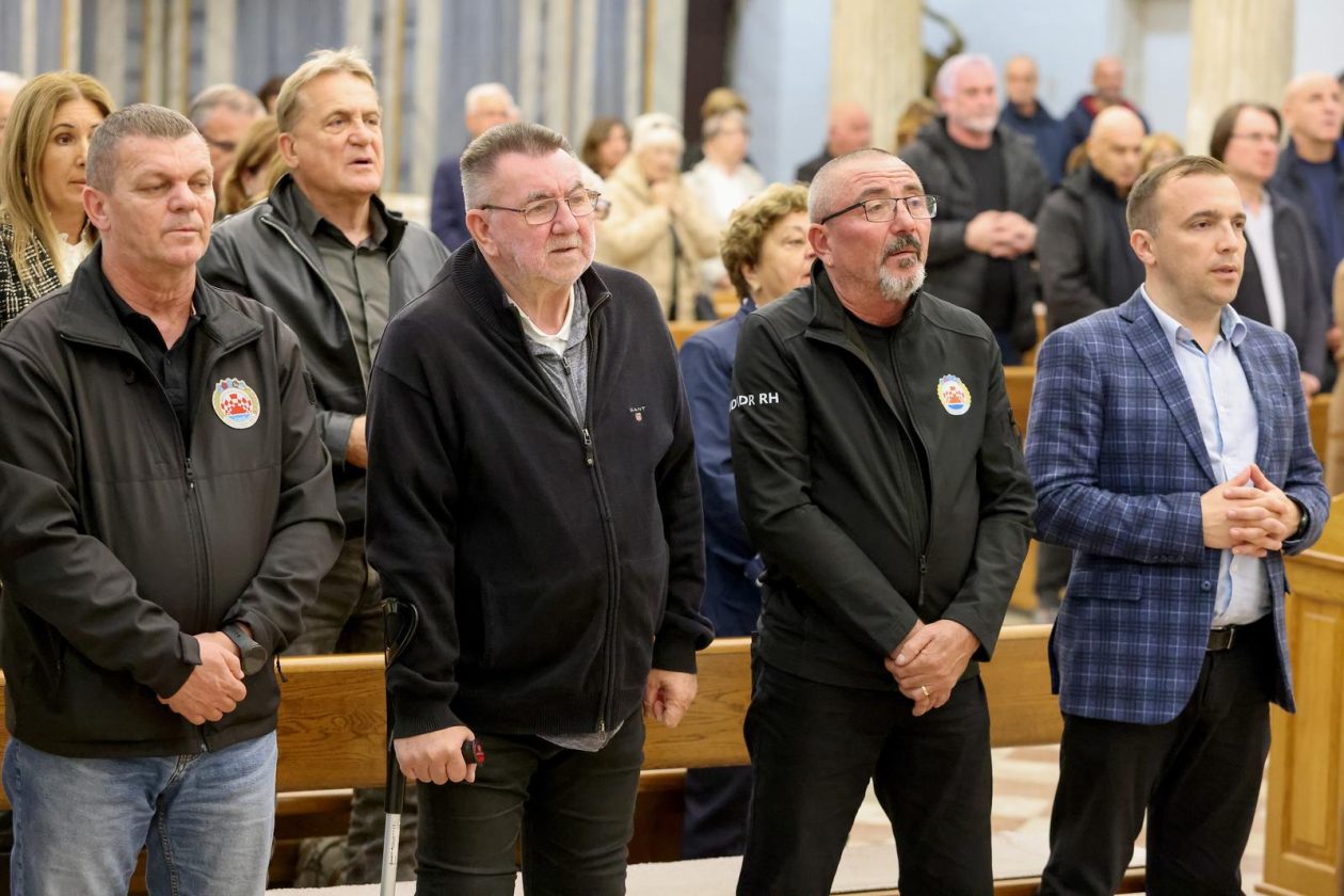 Zadar: Polaganje svijeća i vijenca na spomeniku poginulim braniteljima
