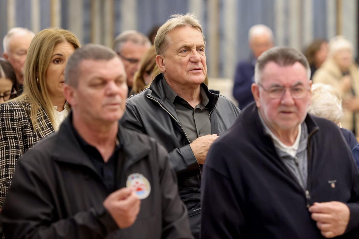 Zadar: Polaganje svijeća i vijenca na spomeniku poginulim braniteljima