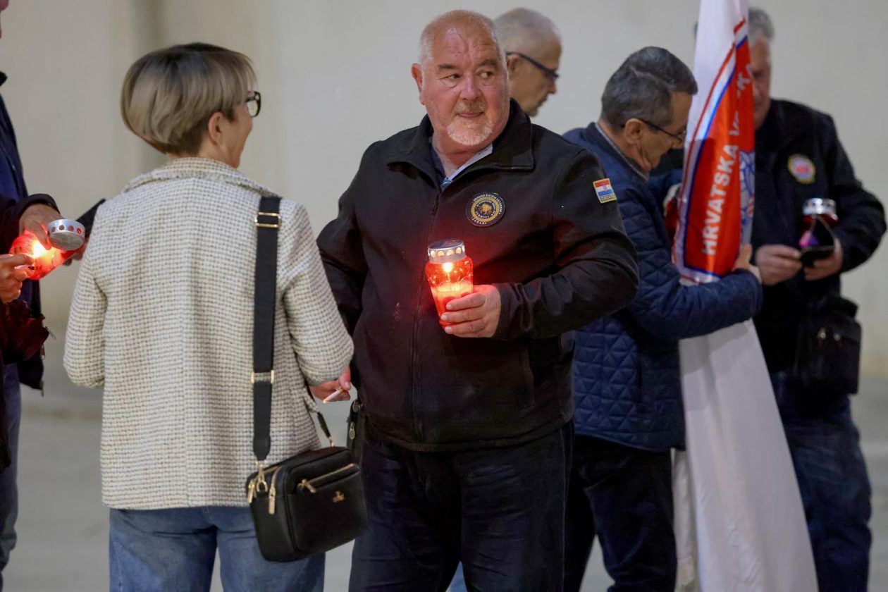 Zadar: Polaganje svijeća i vijenca na spomeniku poginulim braniteljima