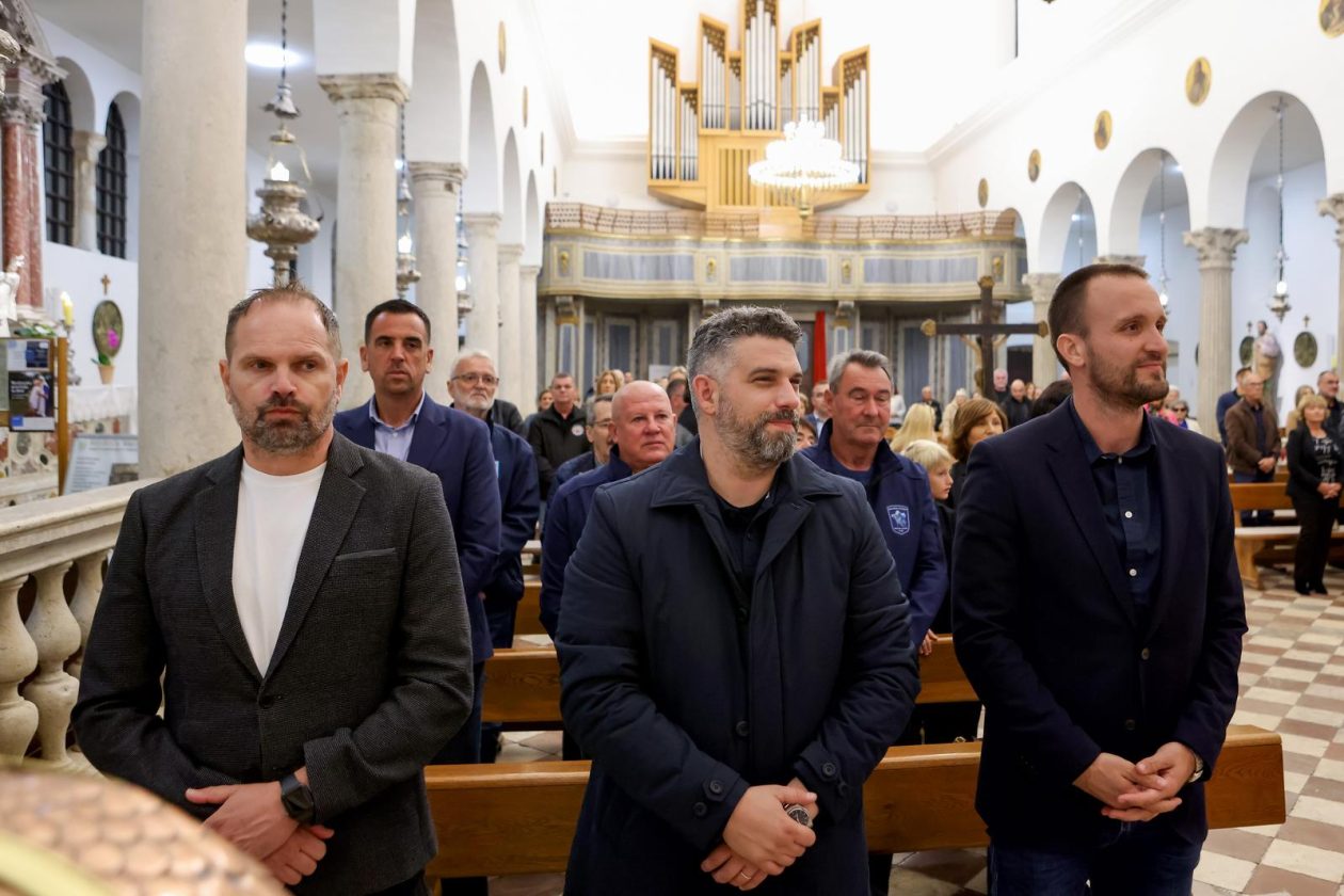 Zadar: Polaganje svijeća i vijenca na spomeniku poginulim braniteljima