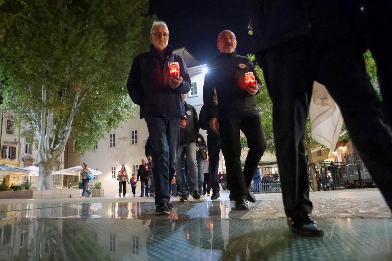 Zadar: Polaganje svijeća i vijenca na spomeniku poginulim braniteljima