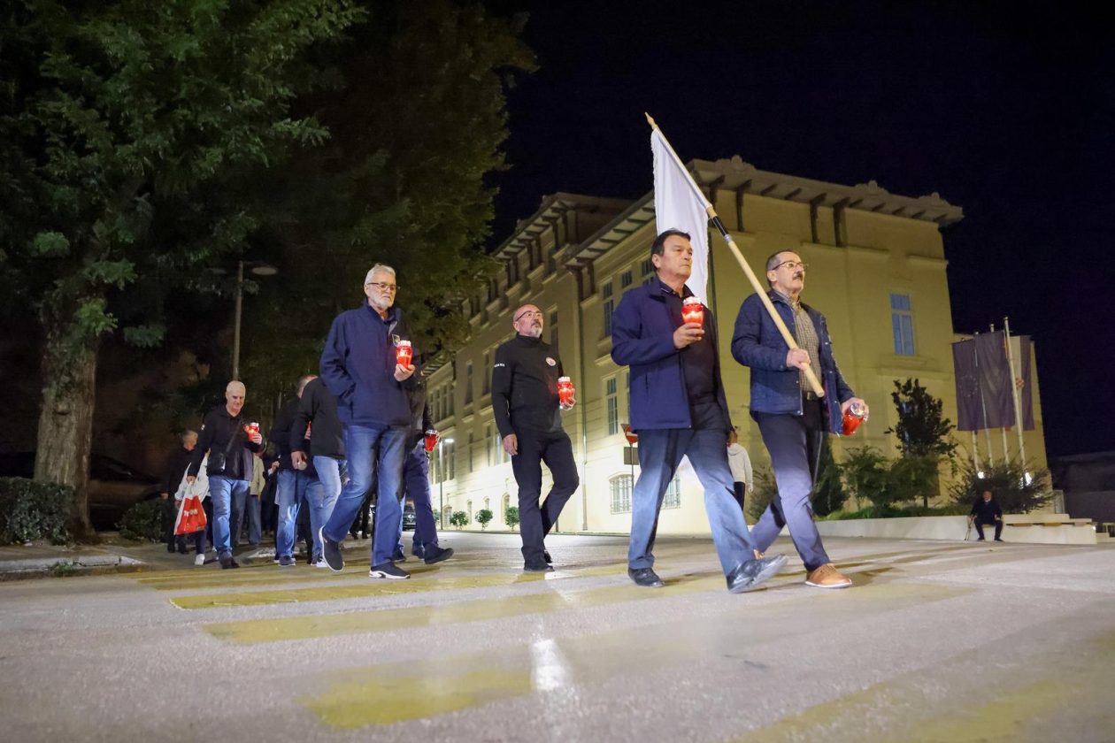 Zadar: Polaganje svijeća i vijenca na spomeniku poginulim braniteljima