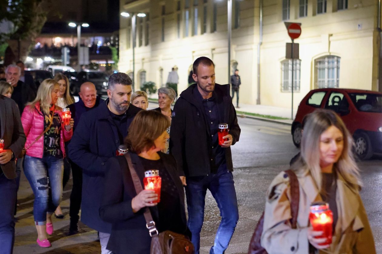 Zadar: Polaganje svijeća i vijenca na spomeniku poginulim braniteljima