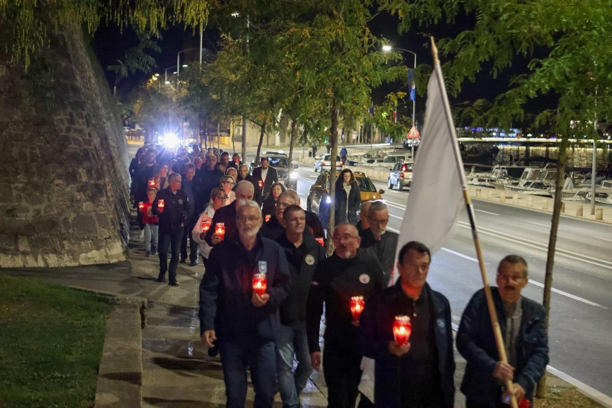 Zadar: Polaganje svijeća i vijenca na spomeniku poginulim braniteljima
