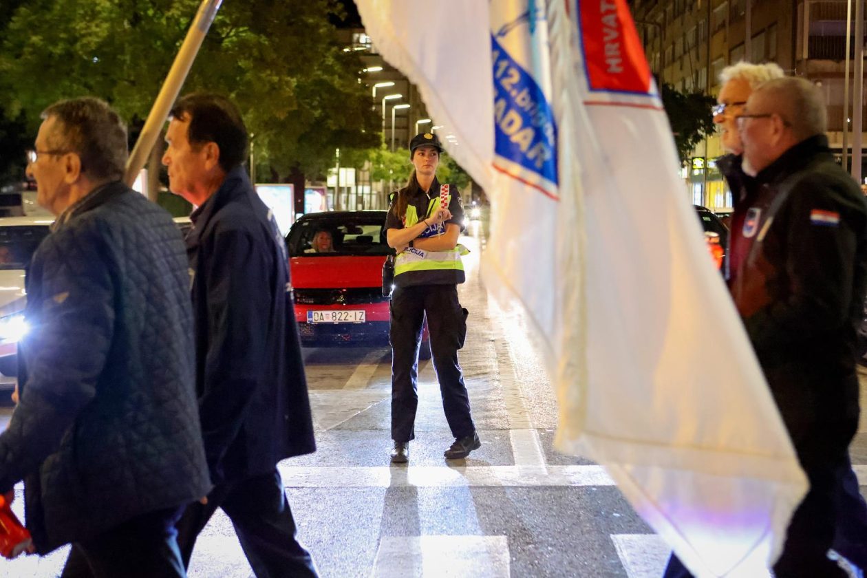 Zadar: Polaganje svijeća i vijenca na spomeniku poginulim braniteljima