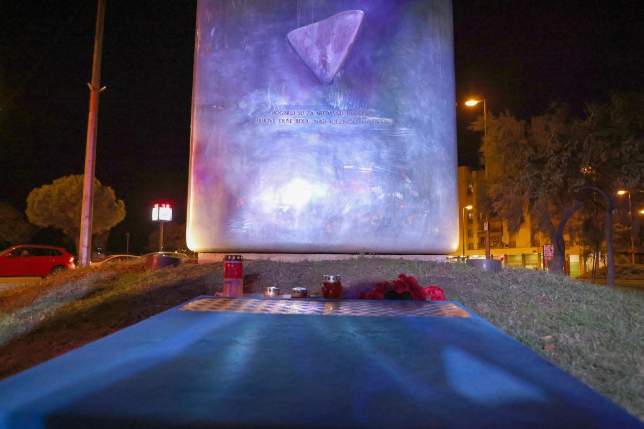 Zadar: Polaganje svijeća i vijenca na spomeniku poginulim braniteljima