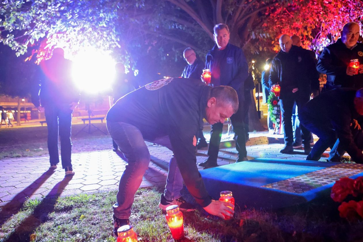 Zadar: Polaganje svijeća i vijenca na spomeniku poginulim braniteljima