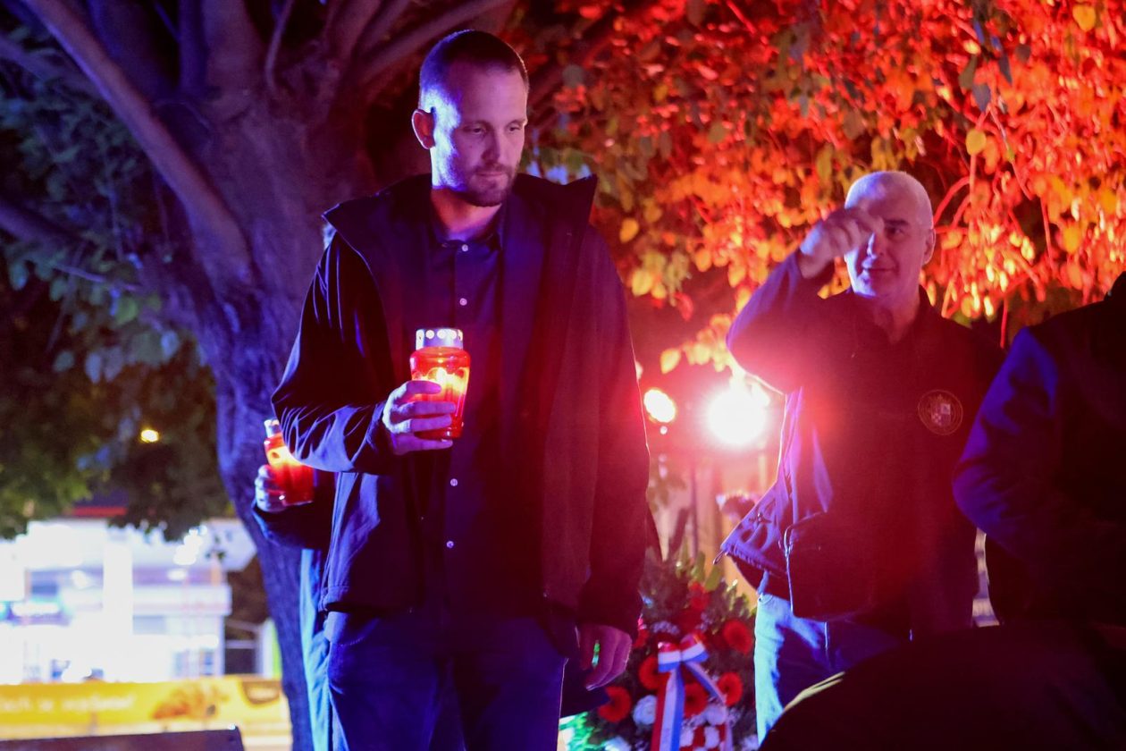 Zadar: Polaganje svijeća i vijenca na spomeniku poginulim braniteljima