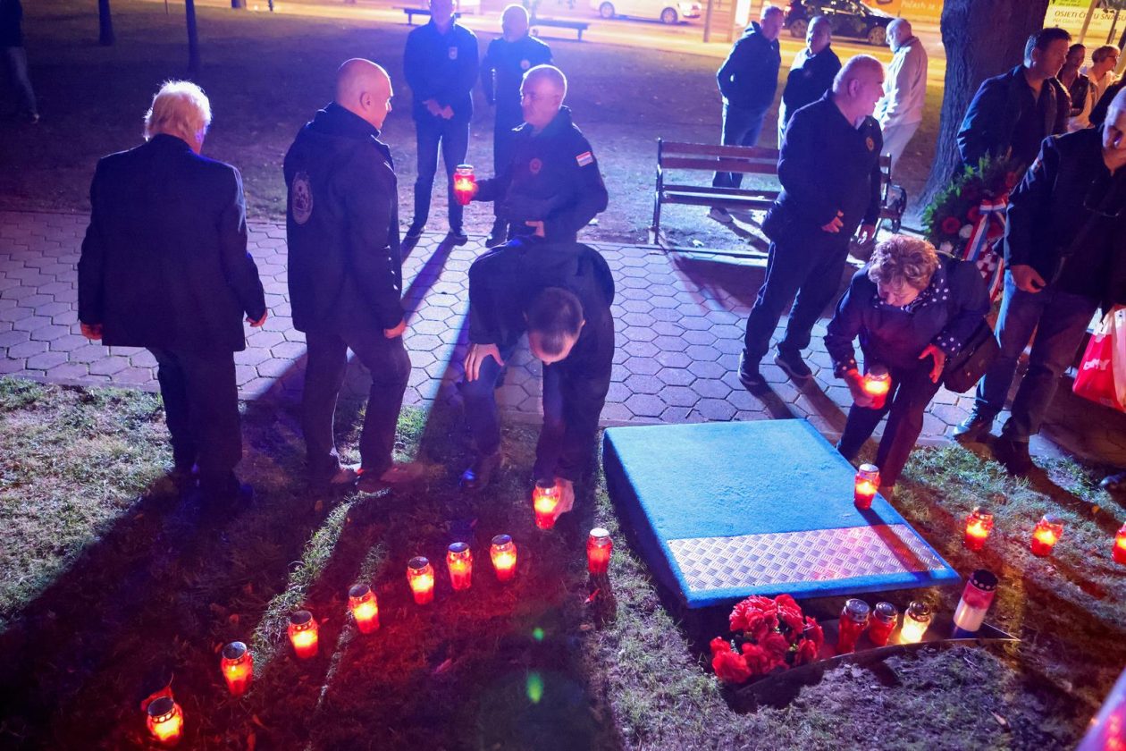 Zadar: Polaganje svijeća i vijenca na spomeniku poginulim braniteljima