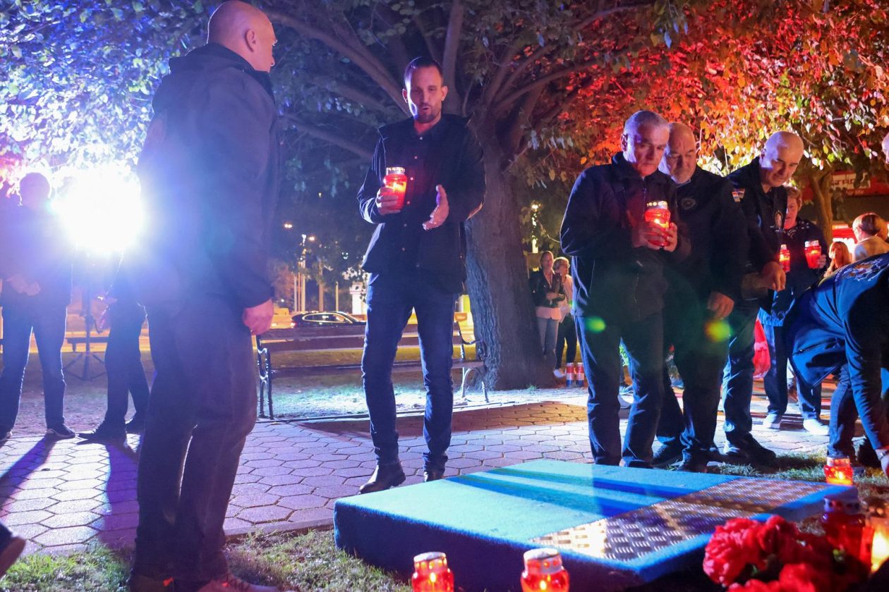 Zadar: Polaganje svijeća i vijenca na spomeniku poginulim braniteljima