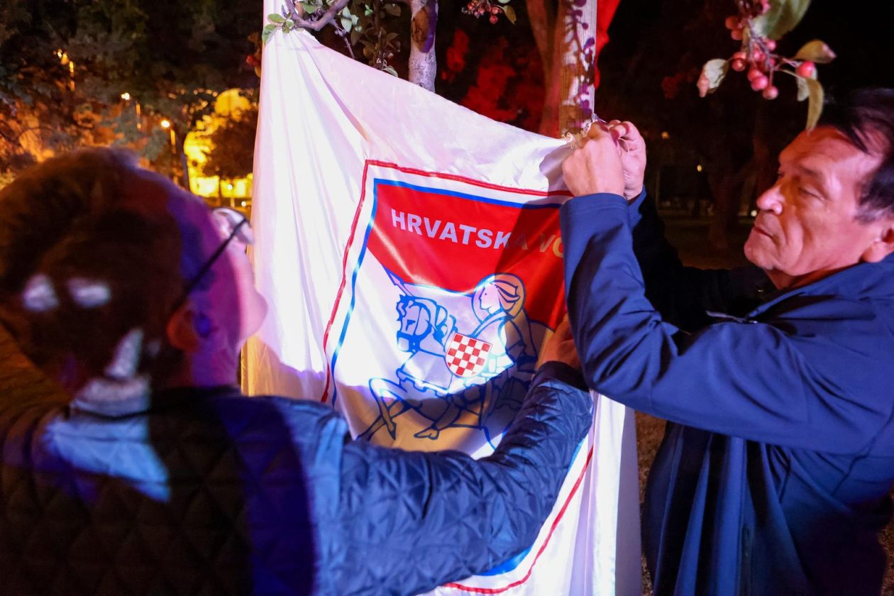 Zadar: Polaganje svijeća i vijenca na spomeniku poginulim braniteljima