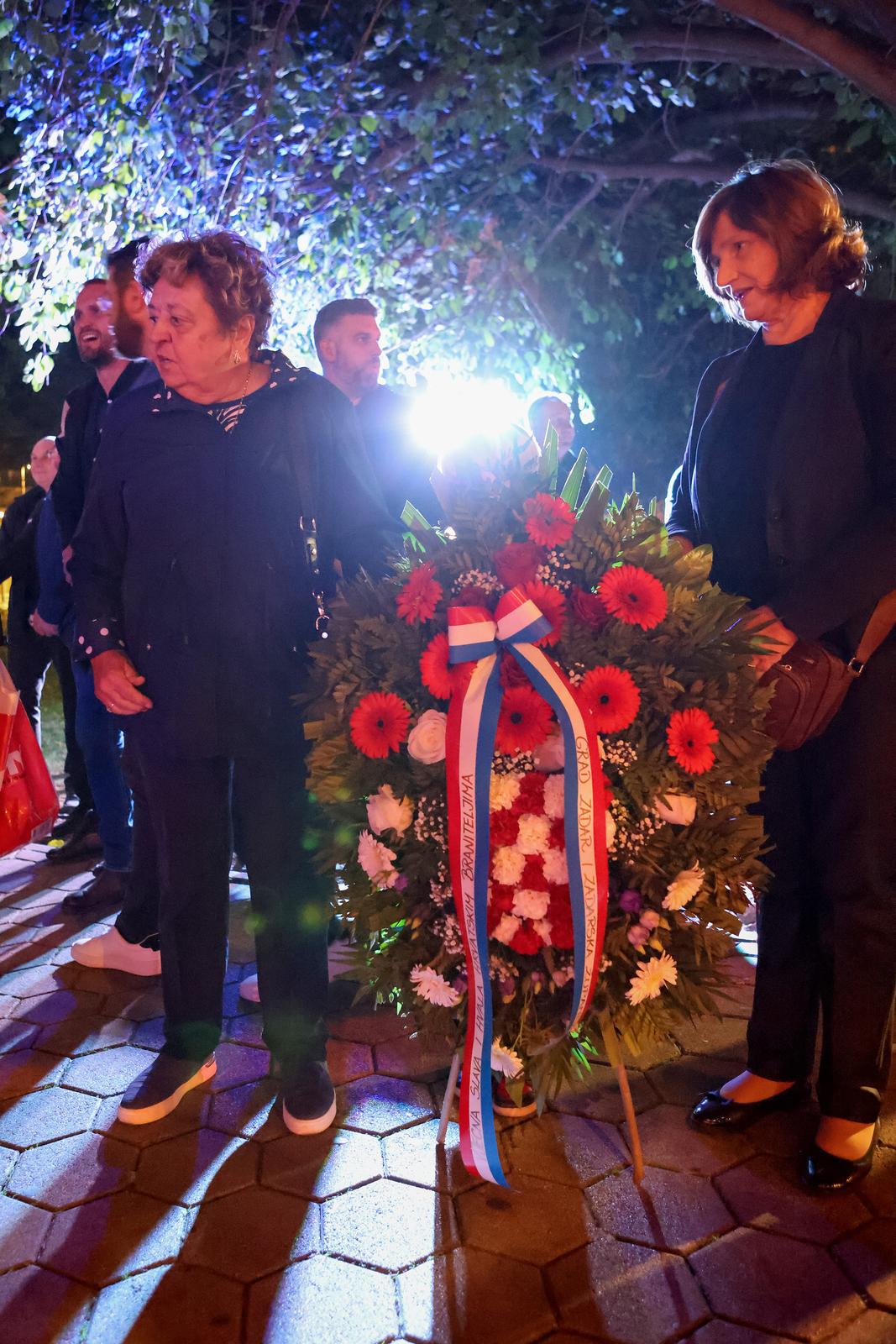 Zadar: Polaganje svijeća i vijenca na spomeniku poginulim braniteljima