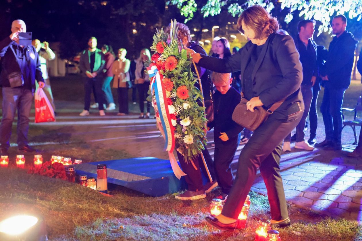 Zadar: Polaganje svijeća i vijenca na spomeniku poginulim braniteljima