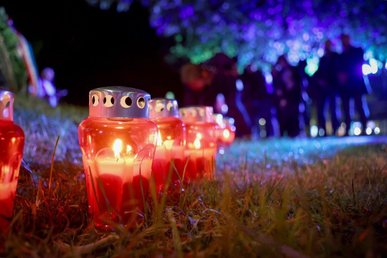 Zadar: Polaganje svijeća i vijenca na spomeniku poginulim braniteljima