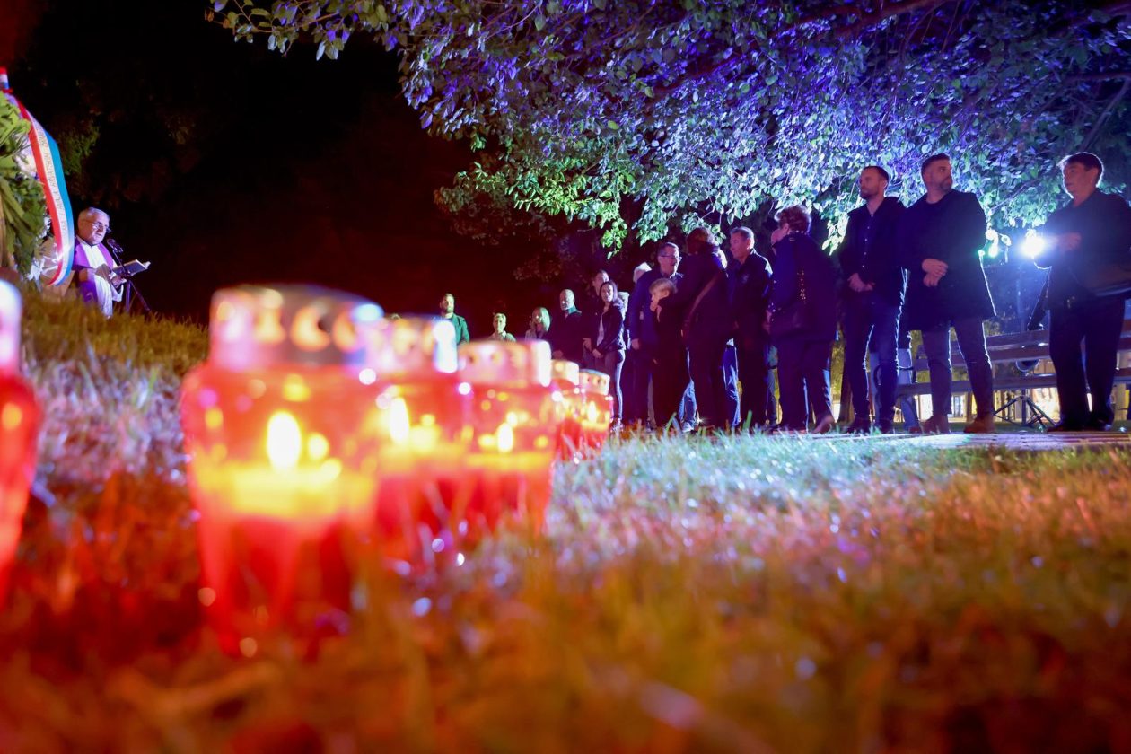 Zadar: Polaganje svijeća i vijenca na spomeniku poginulim braniteljima