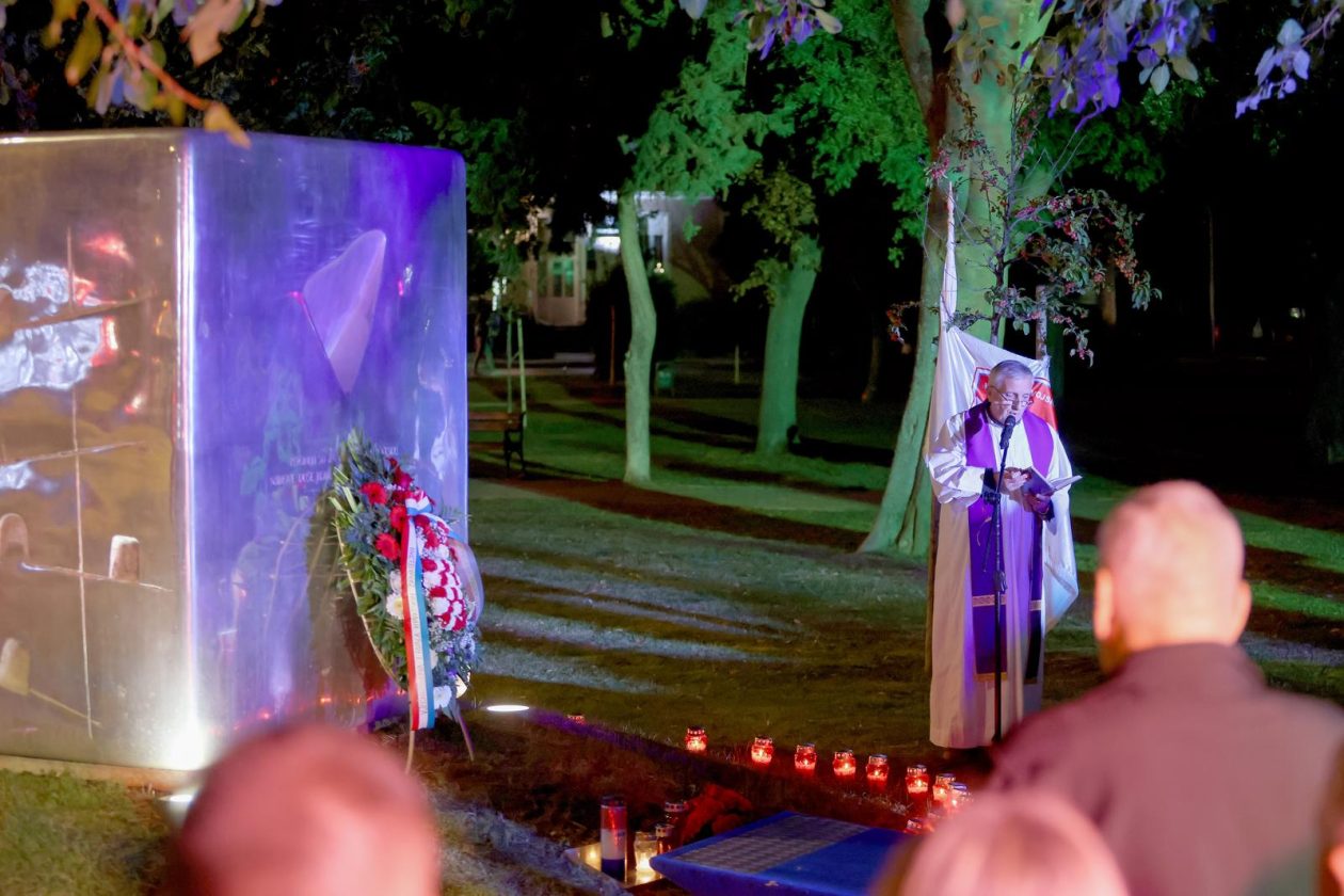 Zadar: Polaganje svijeća i vijenca na spomeniku poginulim braniteljima