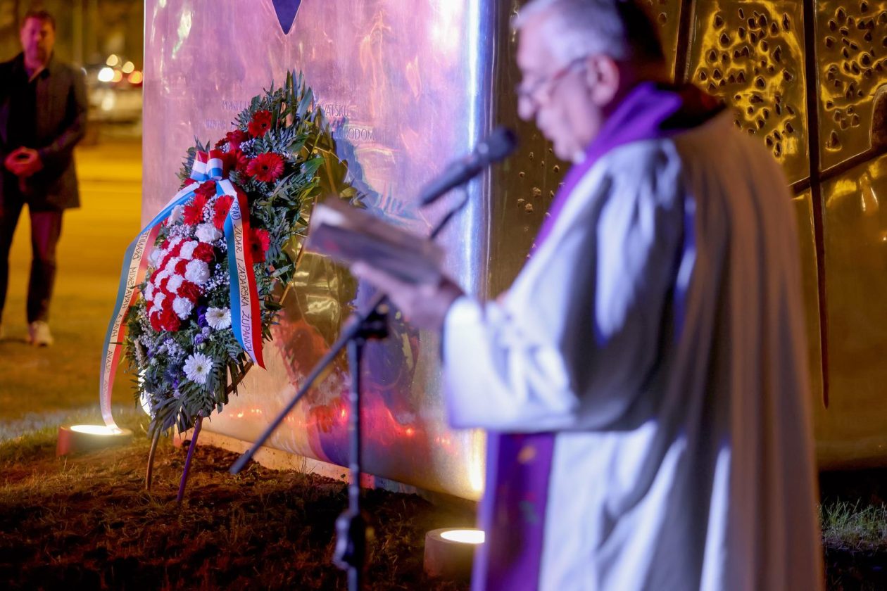 Zadar: Polaganje svijeća i vijenca na spomeniku poginulim braniteljima
