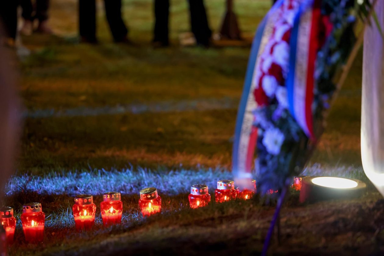 Zadar: Polaganje svijeća i vijenca na spomeniku poginulim braniteljima