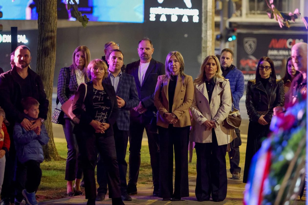 Zadar: Polaganje svijeća i vijenca na spomeniku poginulim braniteljima