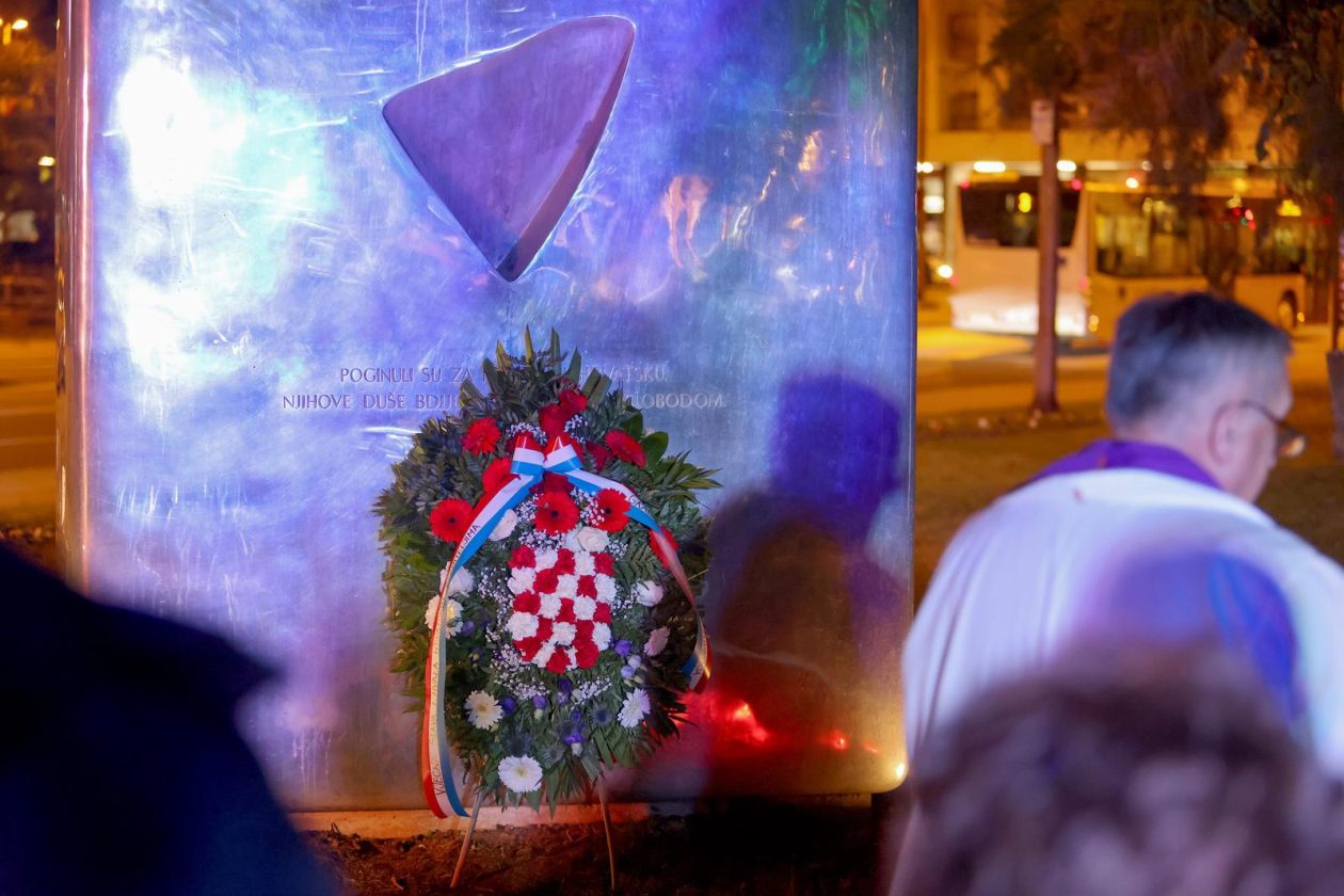 Zadar: Polaganje svijeća i vijenca na spomeniku poginulim braniteljima