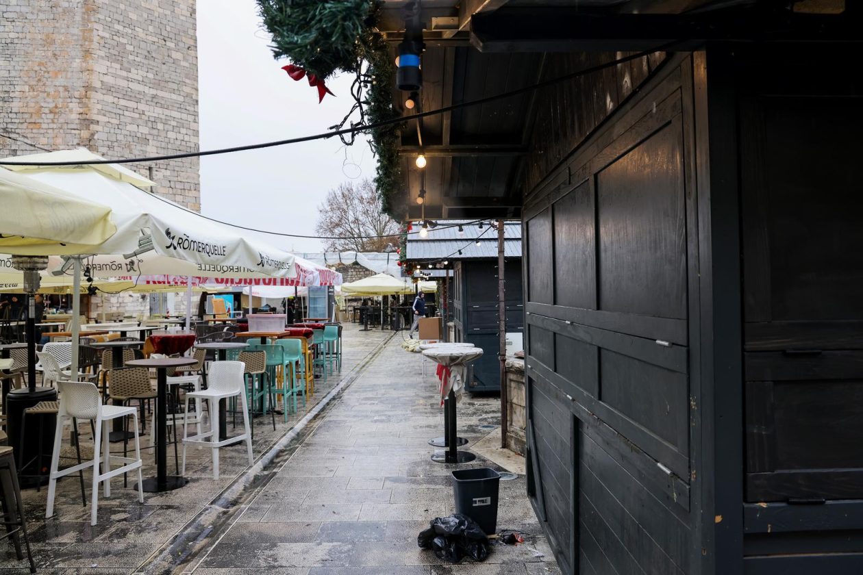 Zadar: Ugostitelji uklanjaju inventar iz adventskih kućica Zadar: Ugostitelji uklanjaju inventar iz adventskih kućica