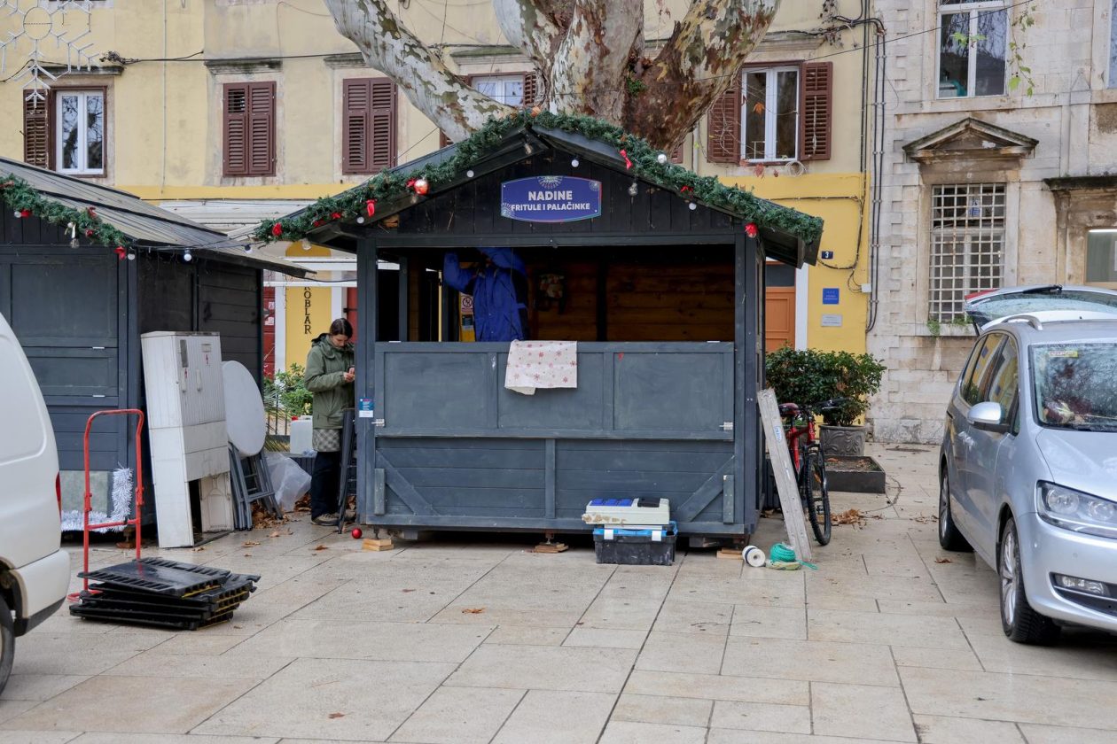 Zadar: Ugostitelji uklanjaju inventar iz adventskih kućica Zadar: Ugostitelji uklanjaju inventar iz adventskih kućica