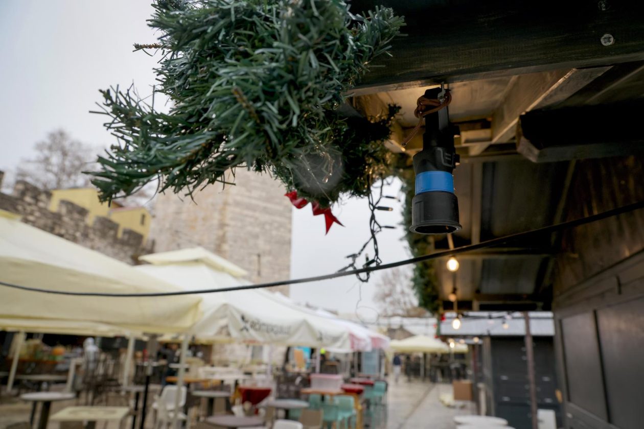 Zadar: Ugostitelji uklanjaju inventar iz adventskih kućica Zadar: Ugostitelji uklanjaju inventar iz adventskih kućica