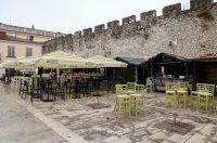 Zadar: Ugostitelji uklanjaju inventar iz adventskih kućica Zadar: Ugostitelji uklanjaju inventar iz adventskih kućica