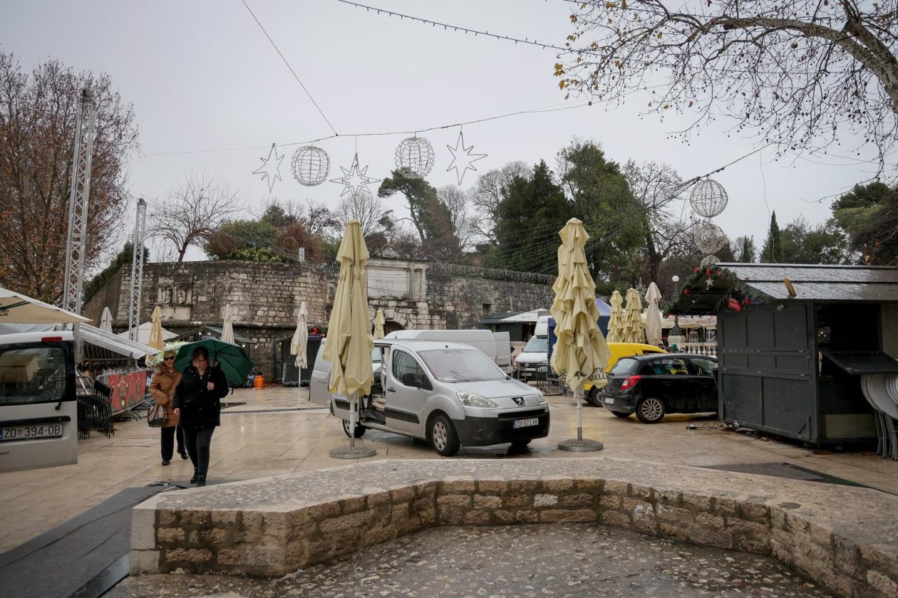 Zadar: Ugostitelji uklanjaju inventar iz adventskih kućica Zadar: Ugostitelji uklanjaju inventar iz adventskih kućica
