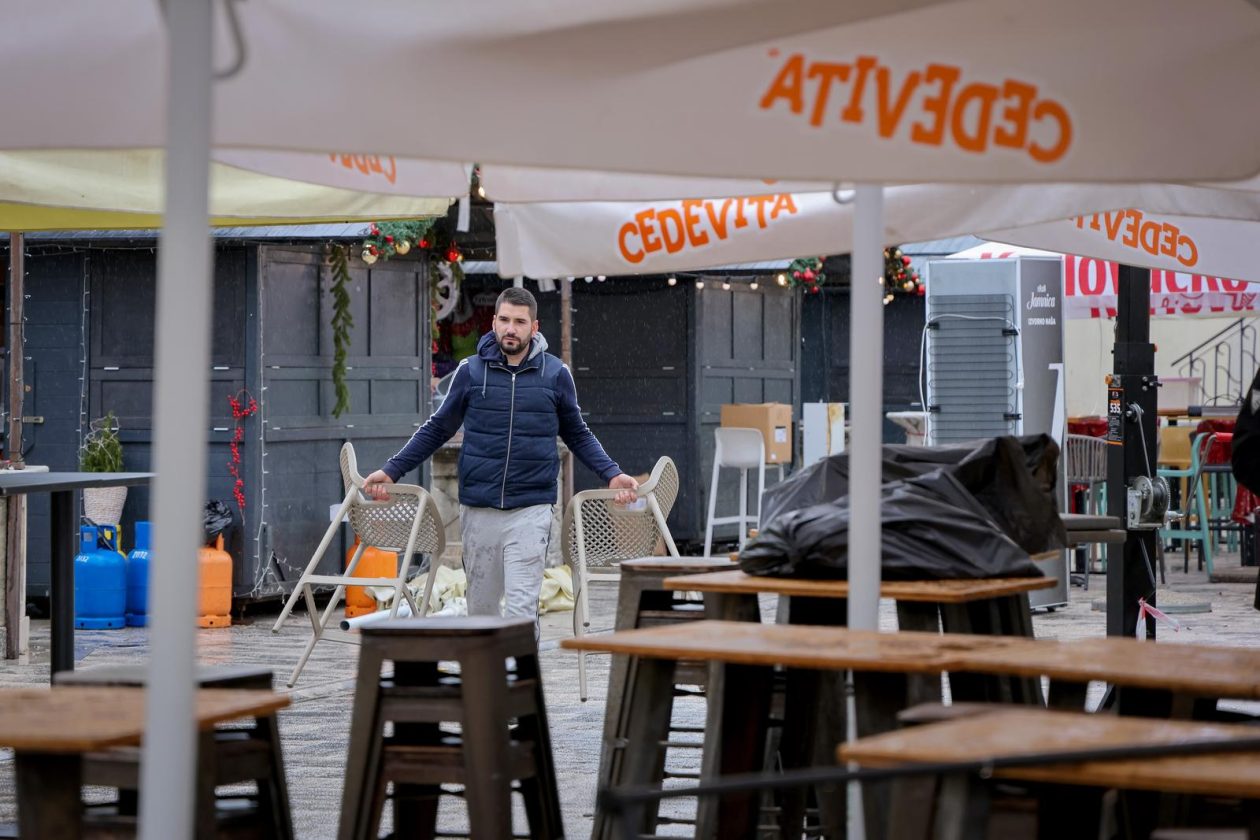 Zadar: Ugostitelji uklanjaju inventar iz adventskih kućica Zadar: Ugostitelji uklanjaju inventar iz adventskih kućica