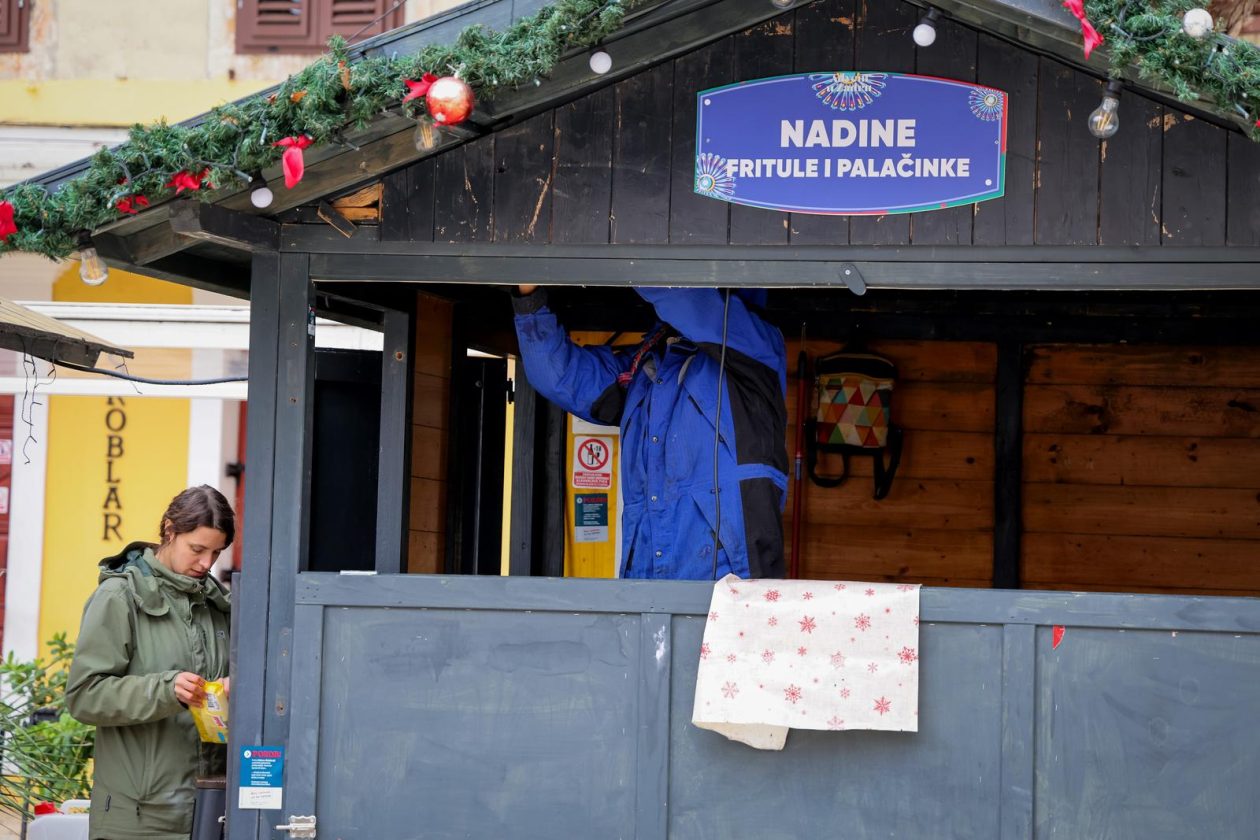 Zadar: Ugostitelji uklanjaju inventar iz adventskih kućica Zadar: Ugostitelji uklanjaju inventar iz adventskih kućica
