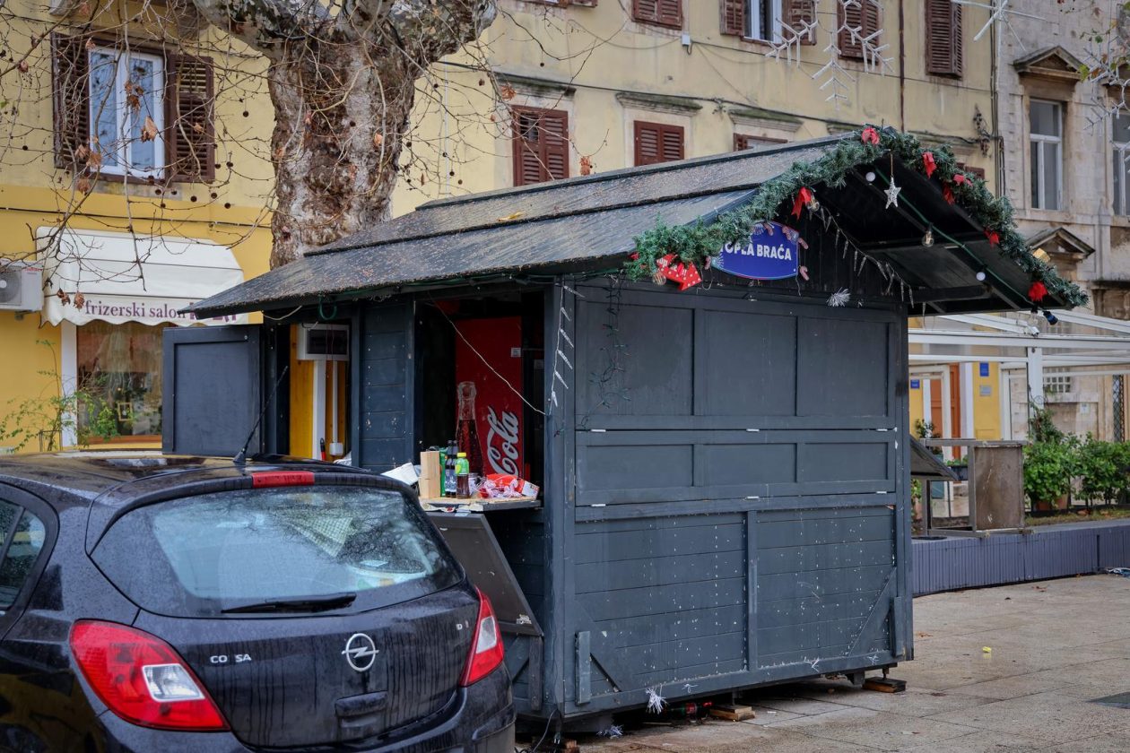Zadar: Ugostitelji uklanjaju inventar iz adventskih kućica Zadar: Ugostitelji uklanjaju inventar iz adventskih kućica