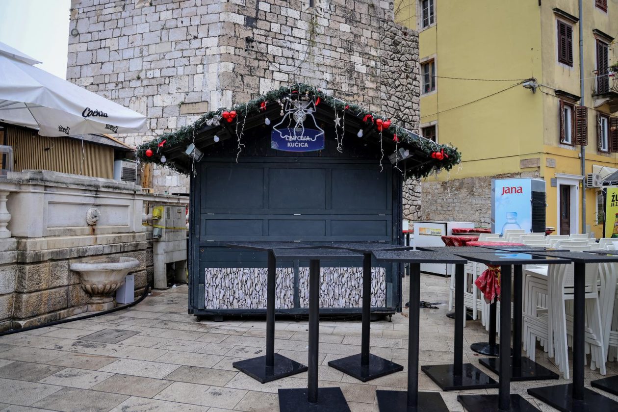 Zadar: Ugostitelji uklanjaju inventar iz adventskih kućica Zadar: Ugostitelji uklanjaju inventar iz adventskih kućica