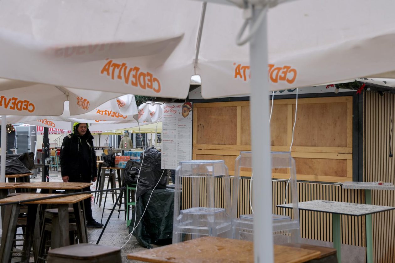 Zadar: Ugostitelji uklanjaju inventar iz adventskih kućica Zadar: Ugostitelji uklanjaju inventar iz adventskih kućica