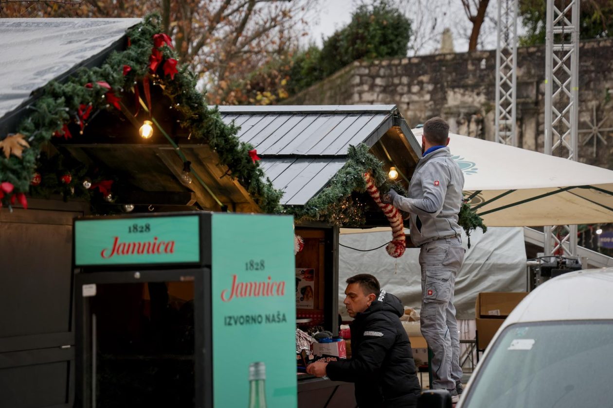 Zadar: Ugostitelji uklanjaju inventar iz adventskih kućica Zadar: Ugostitelji uklanjaju inventar iz adventskih kućica