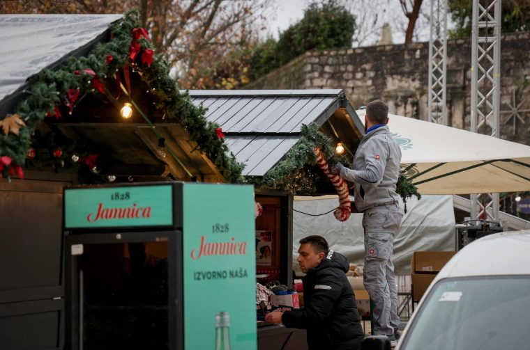 Zadar: Ugostitelji uklanjaju inventar iz adventskih kućica