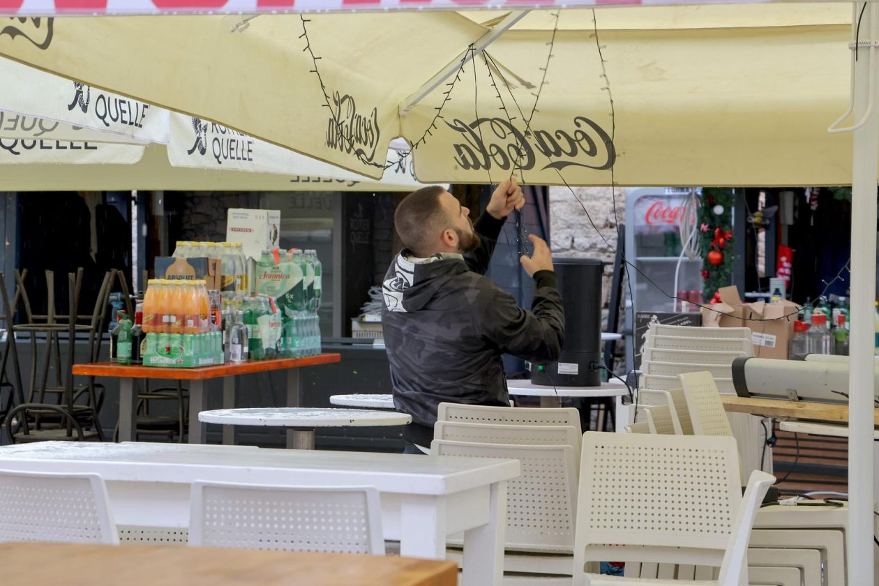 Zadar: Ugostitelji uklanjaju inventar iz adventskih kućica Zadar: Ugostitelji uklanjaju inventar iz adventskih kućica