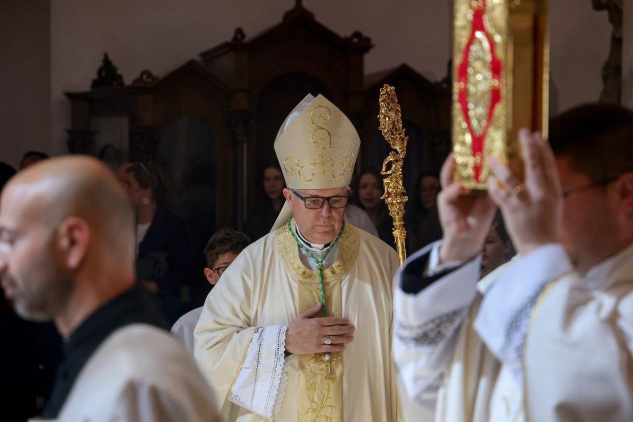Nadbiskup Zgrablić predvodio svečano misno slavlje u zadarskoj prvostolnici na Uskrs