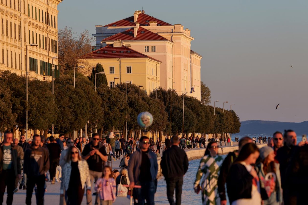 Uksrsni đir po gradu u zalazak Uksrsni đir po gradu u zalazak