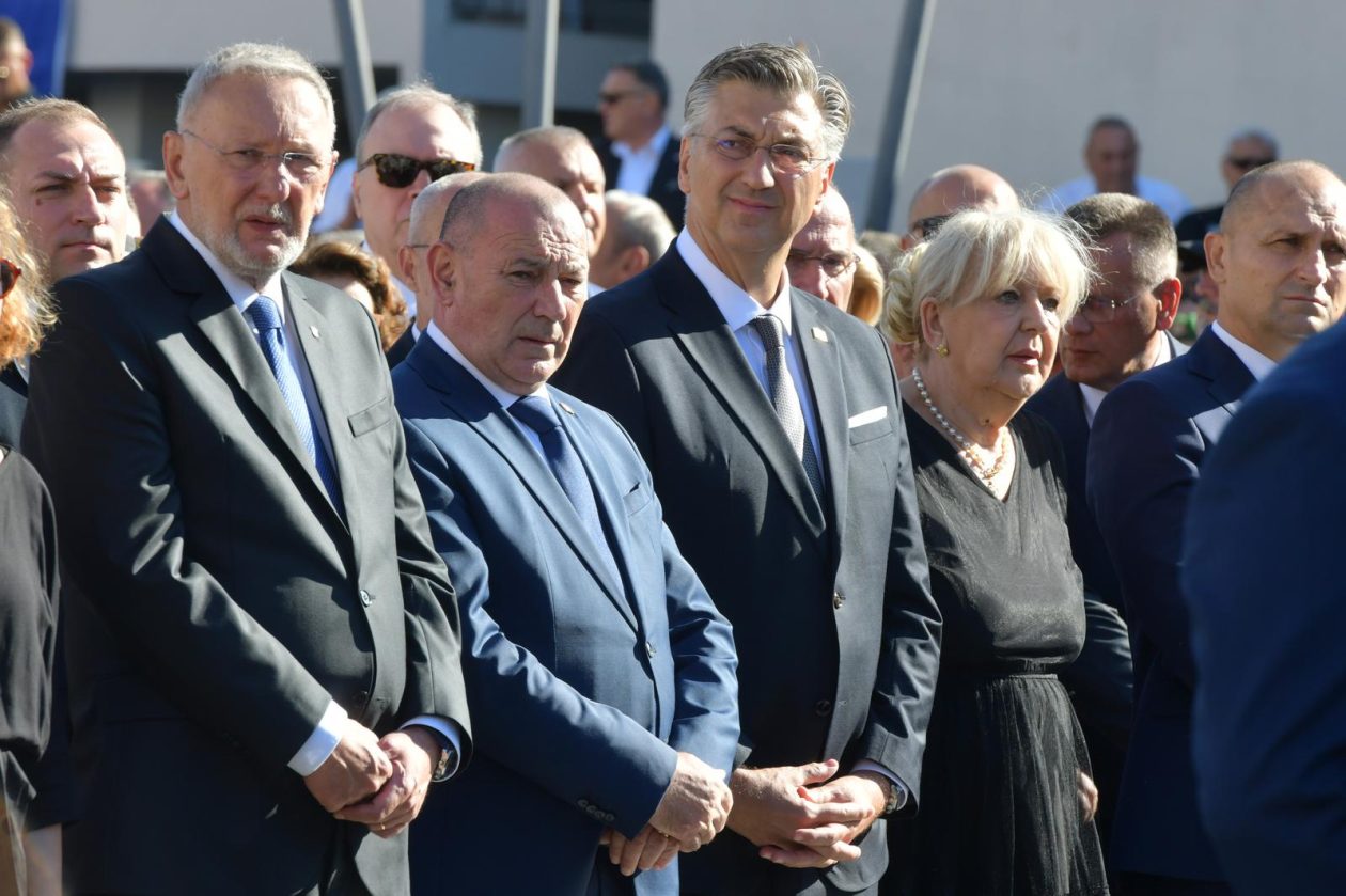 Knin: Dravni vrh na polaganju vijenaca na spomenik Oluja 95