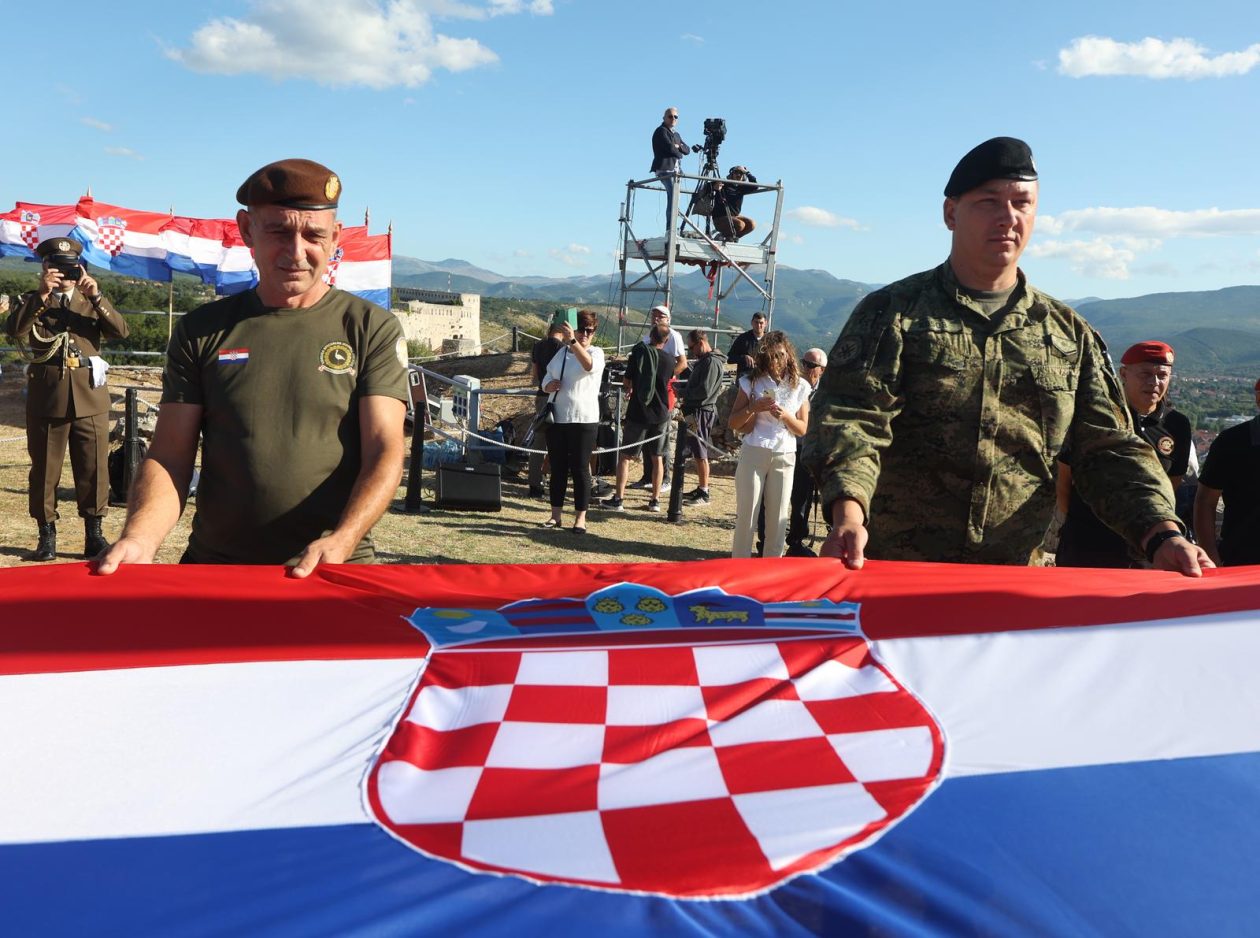 Knin: Na  tvrđavi podignuta hrvatska zastava