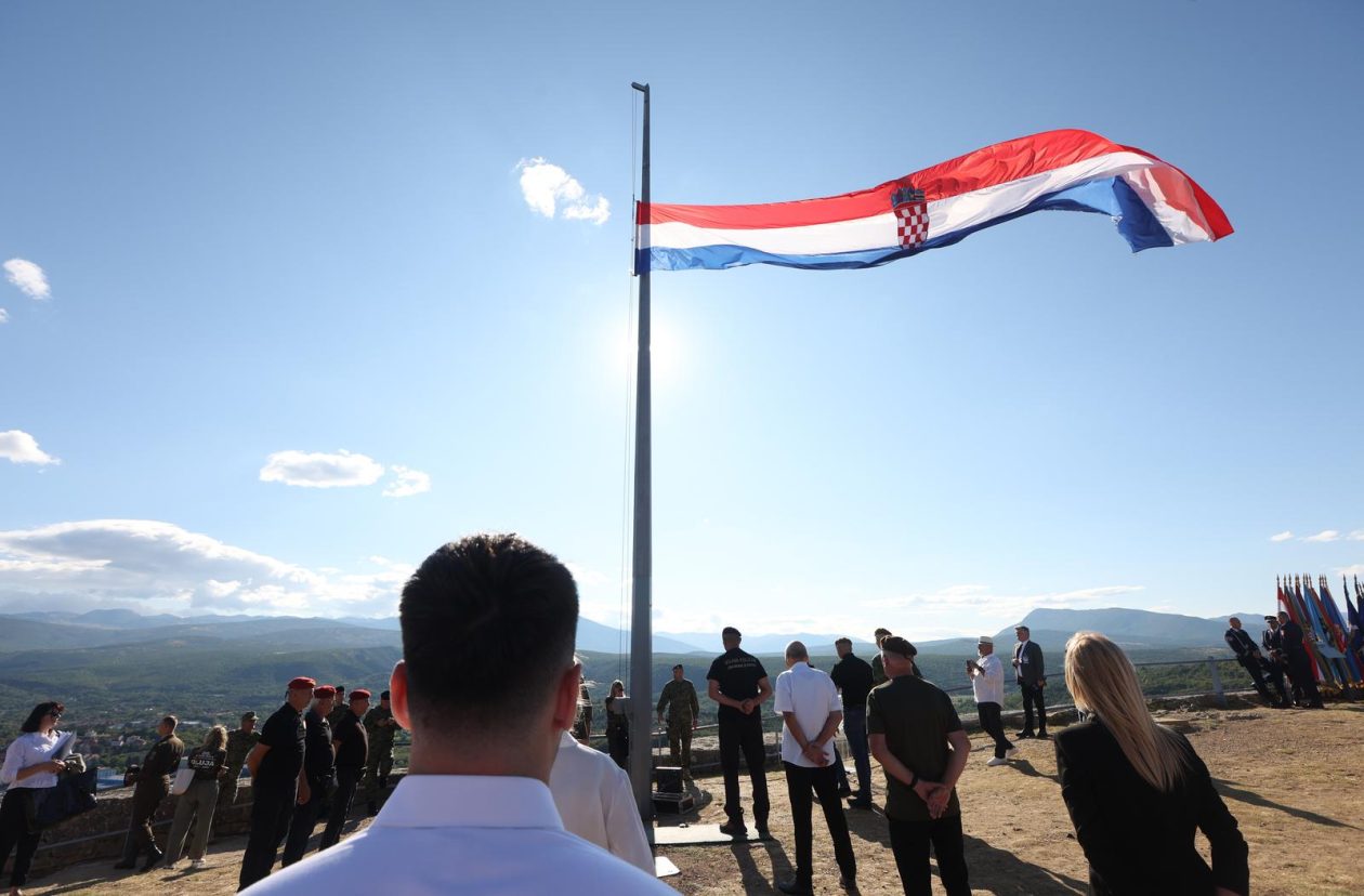 Knin: Na  tvrđavi podignuta hrvatska zastava