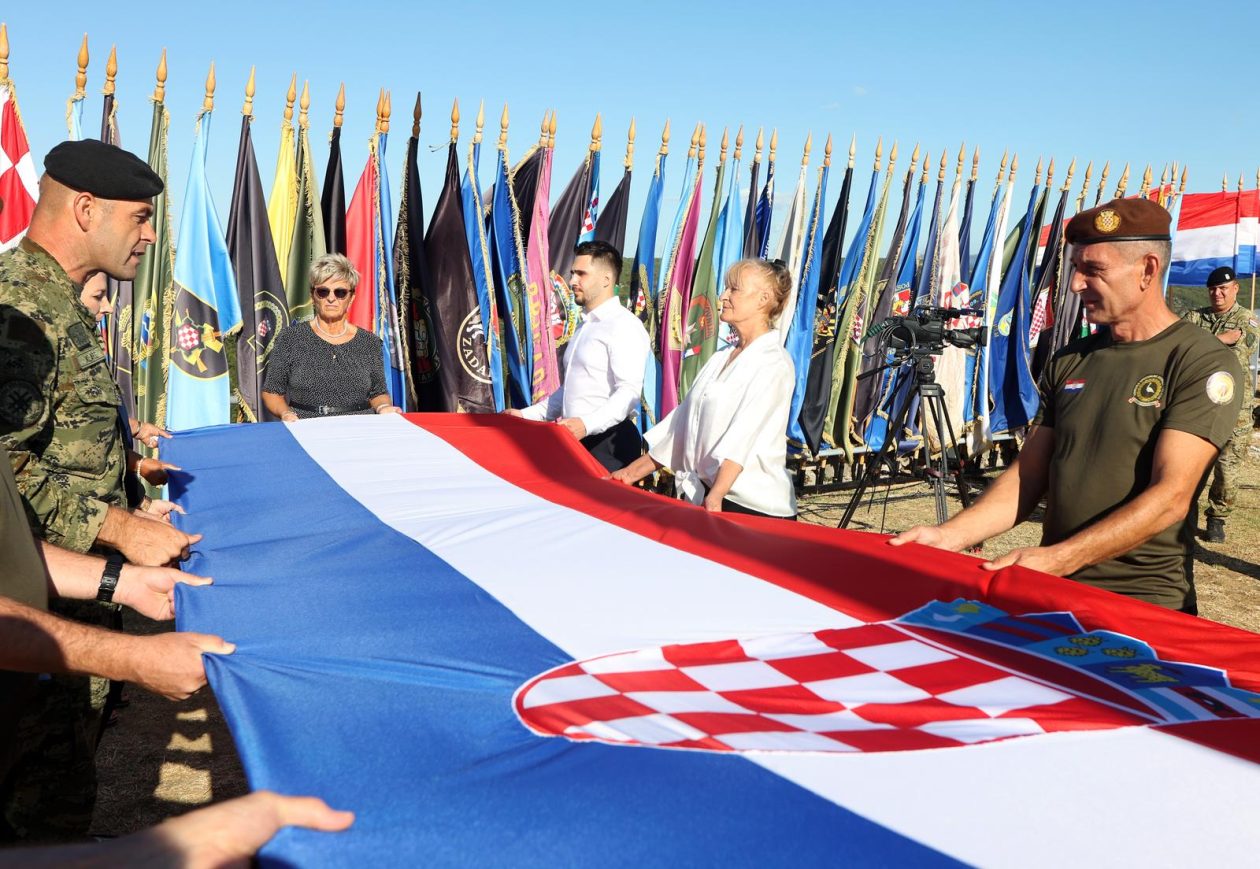 Knin: Na  tvrđavi podignuta hrvatska zastava